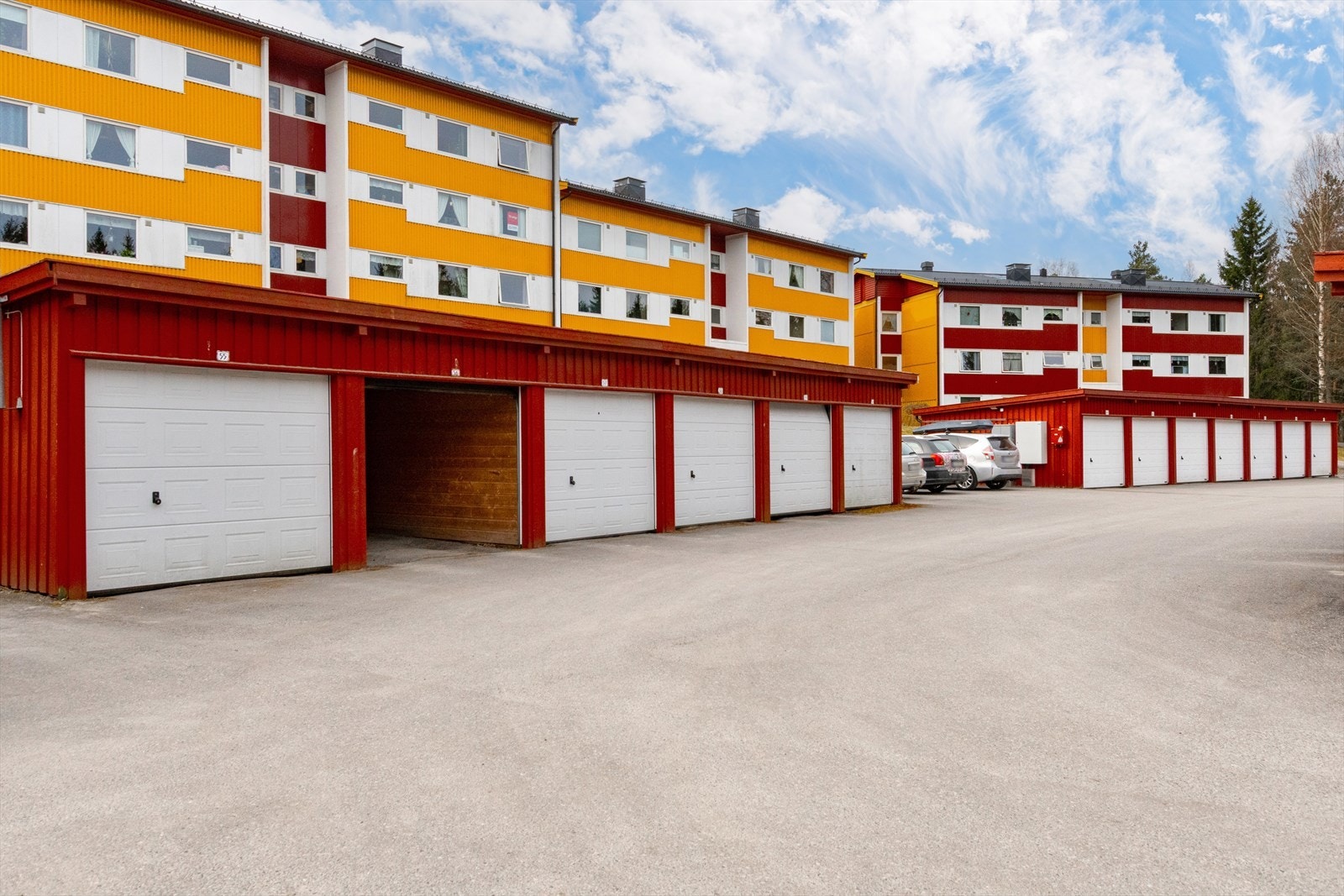 Garasje med elektrisk garasjeport åpner. Galleribilde