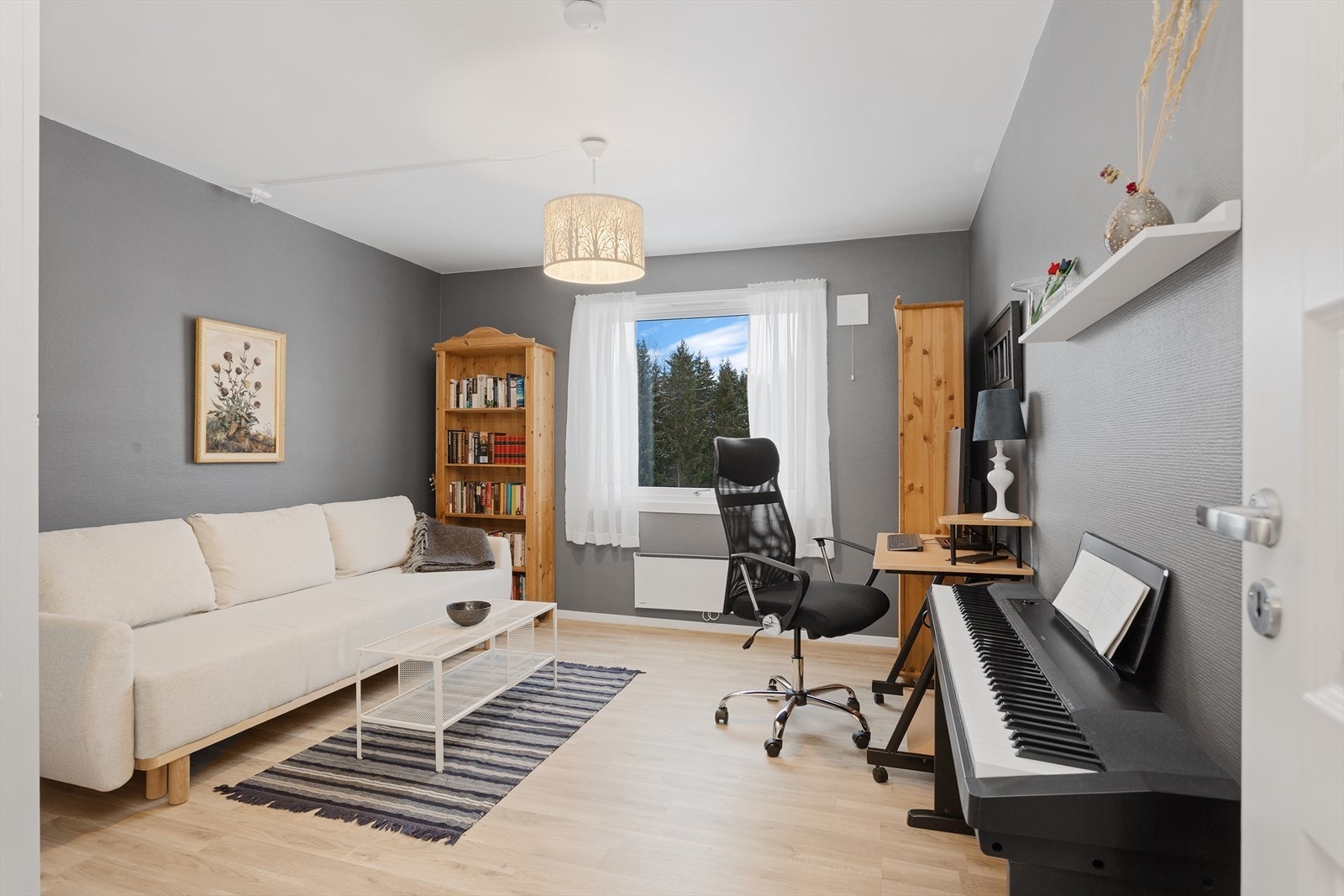 Men har god plass til både seng og skap. Galleribilde