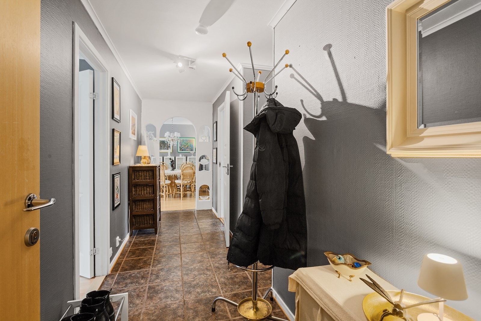Romslig entré med flislagt gulv. Galleribilde