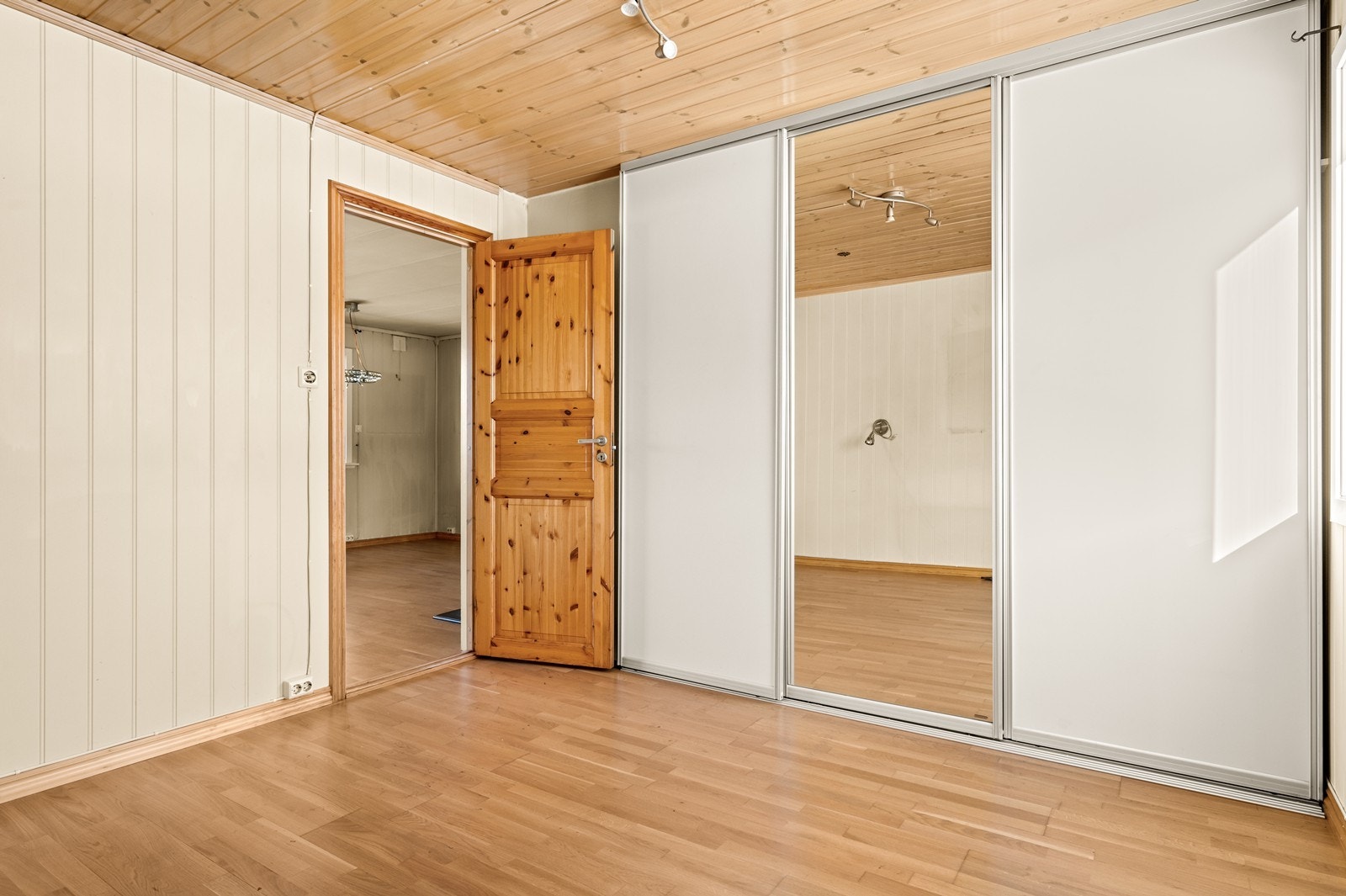 En romslig skyvedørsgarderobe gir rikelig med oppbevaringsplass på hovedsoverommet. Galleribilde