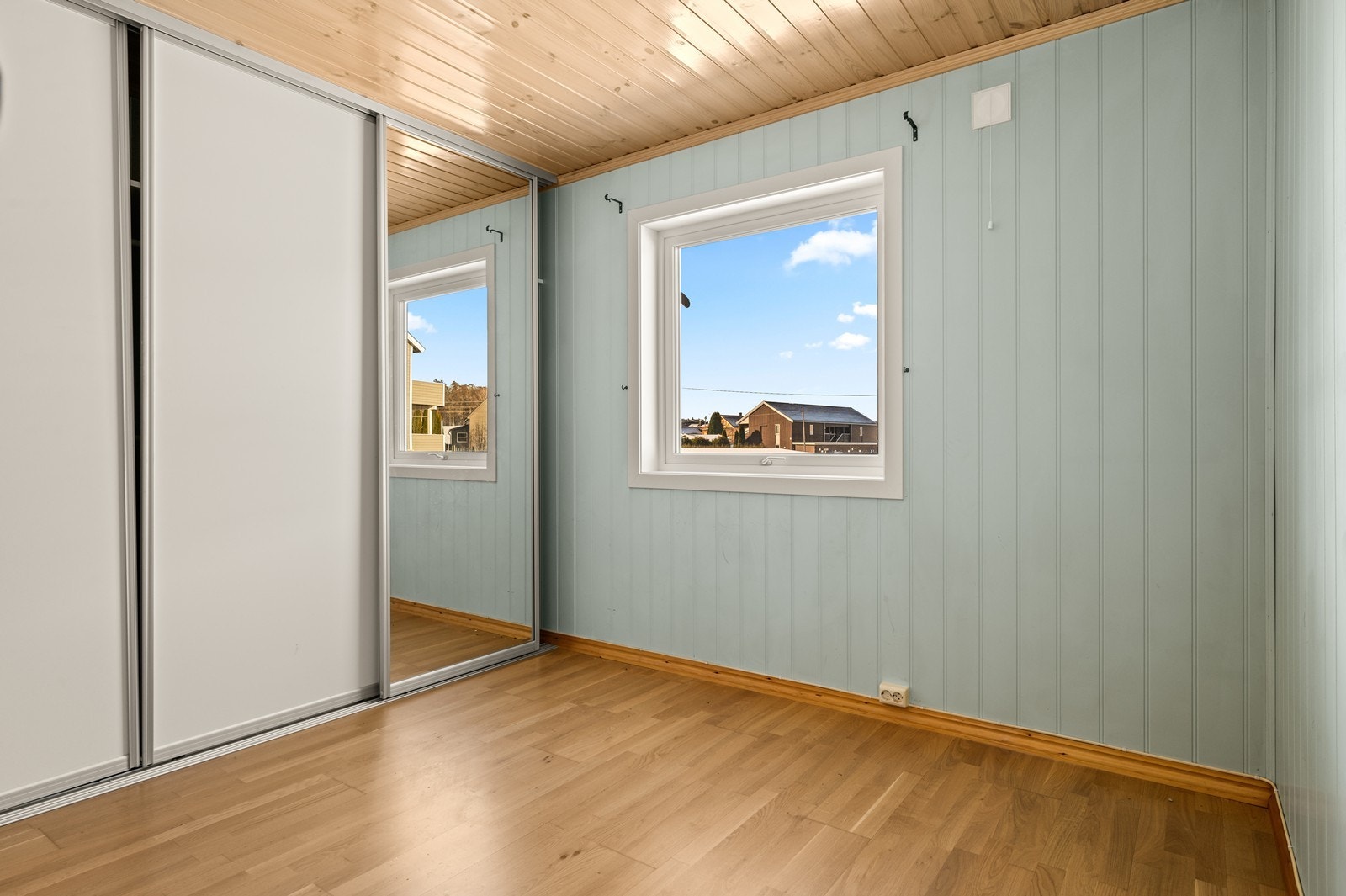 Også dette soverommet er utstyrt med en praktisk skyvedørsgarderobe. Galleribilde
