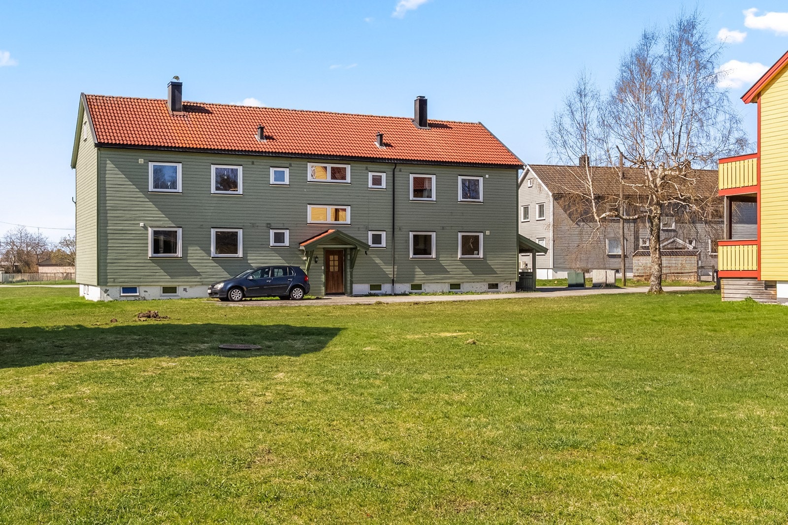 Parkering rett utenfor bygningen. Galleribilde