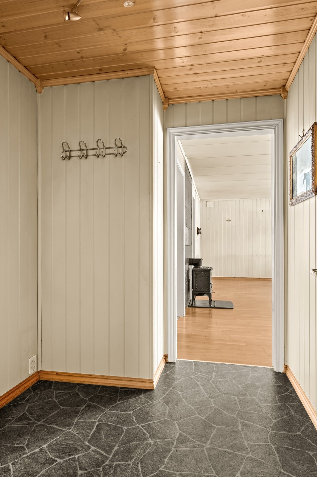 Entréen binder rommene sammen og har plass til å henge fra seg yttertøy. Galleribilde