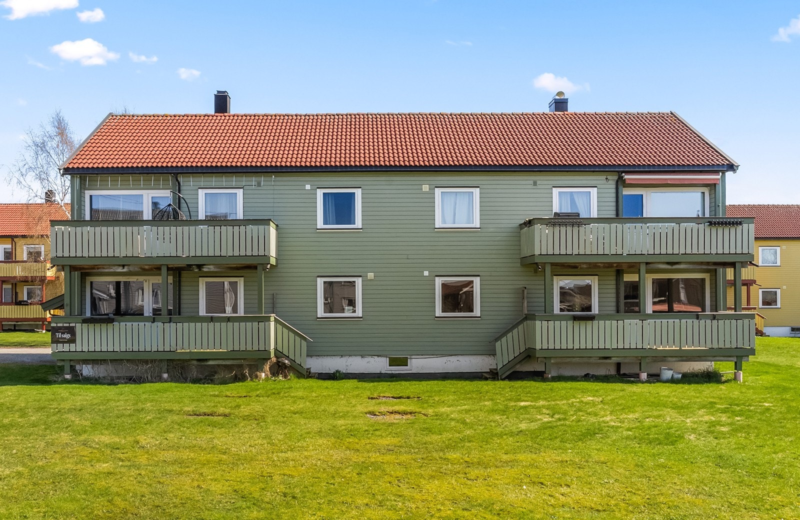Fra balkong er det trapp ut på grøntarealene Galleribilde