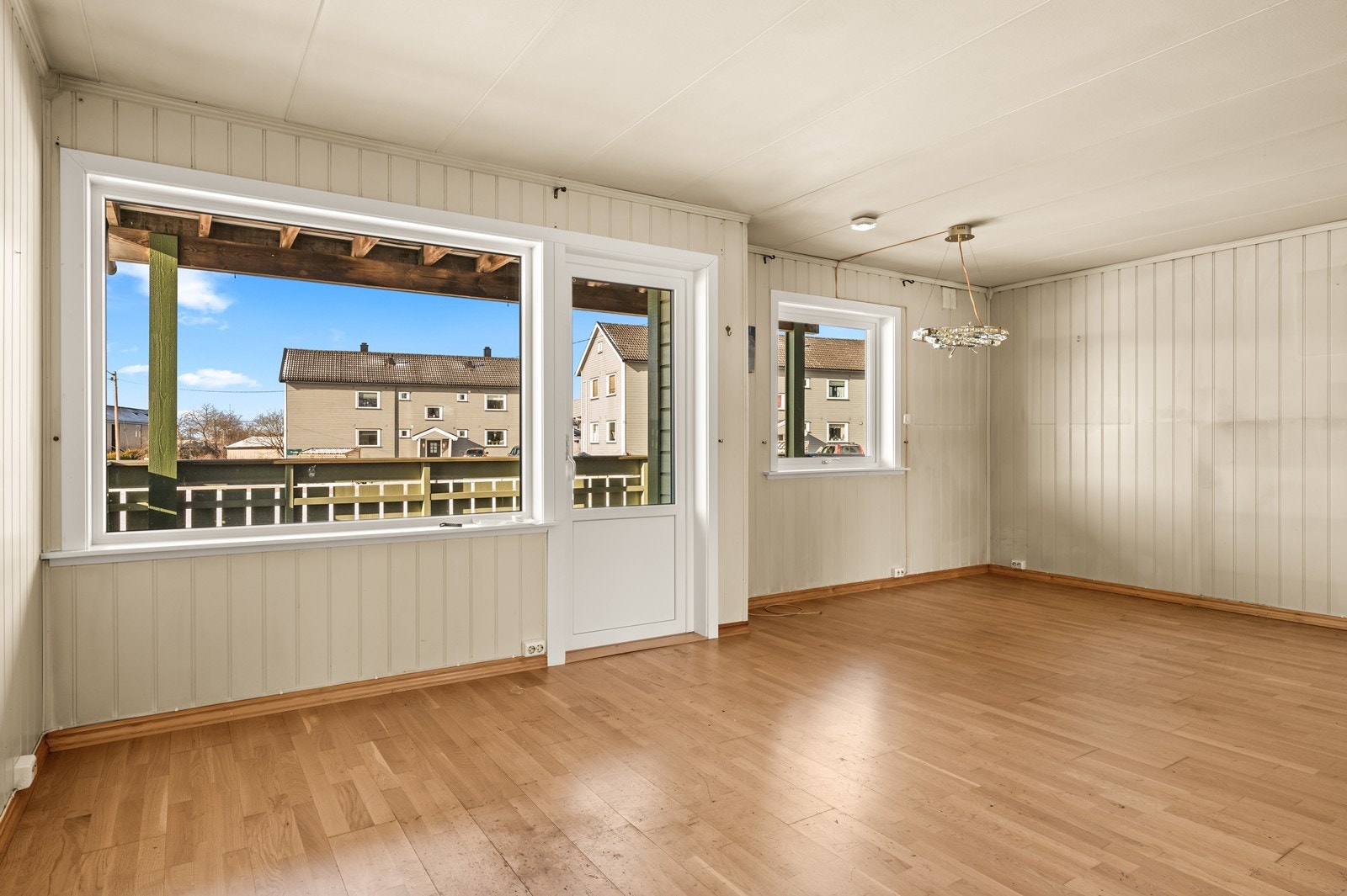 Store vindusflater slipper inn rikelig med dagslys. Galleribilde