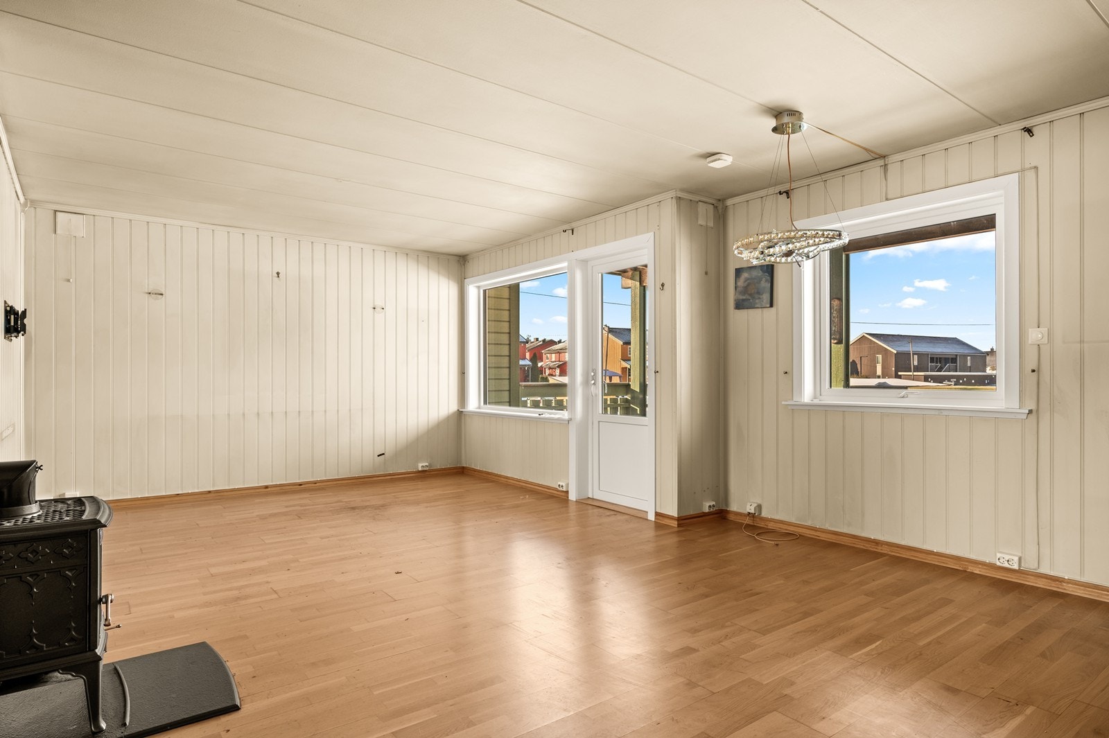 Stuen er et romslig oppholdsrom med direkte utgang til en overbygd veranda. Galleribilde