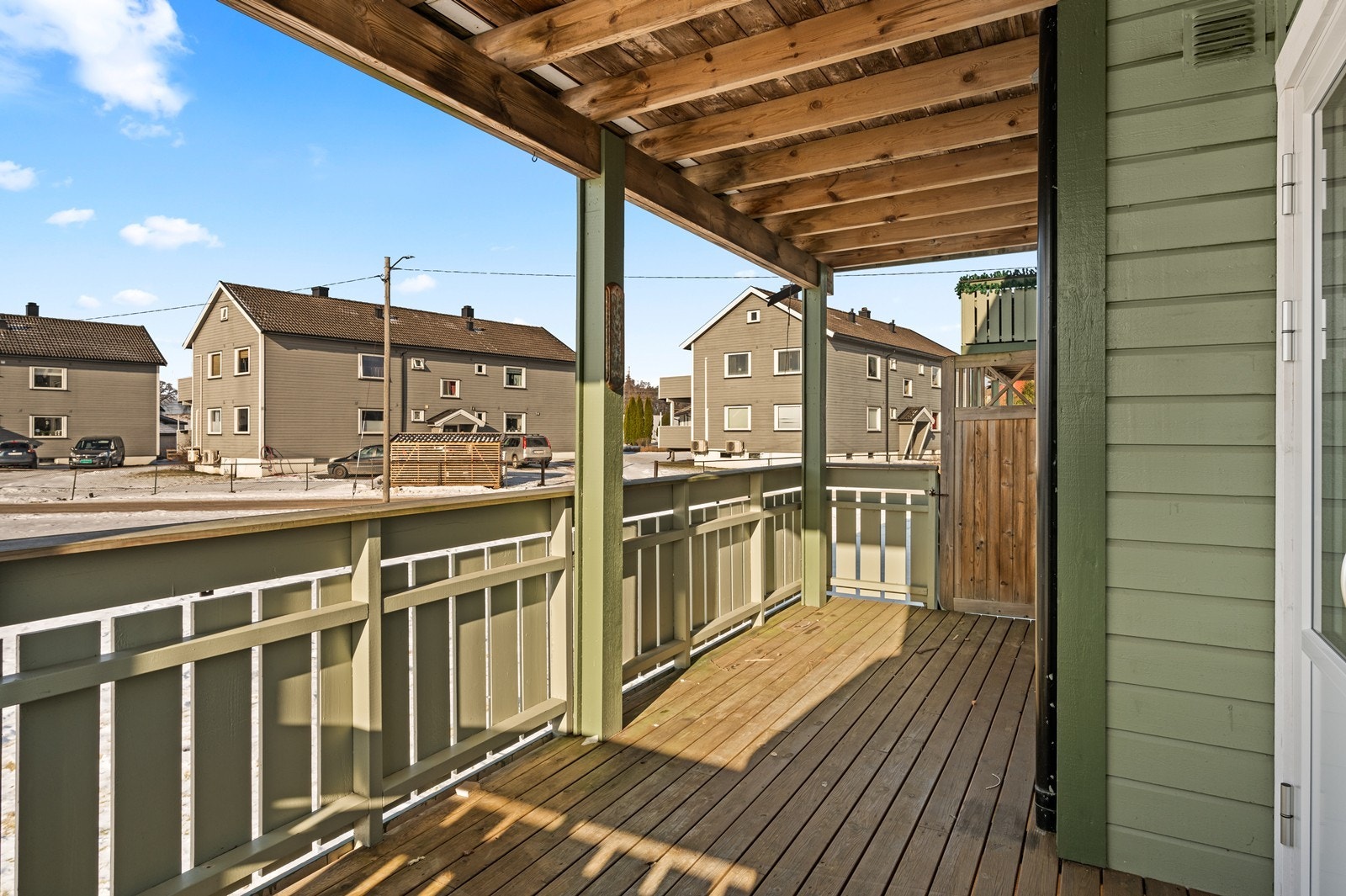 Fra stuen er det utgang til en romslig og overbygget veranda på 12 m². Galleribilde