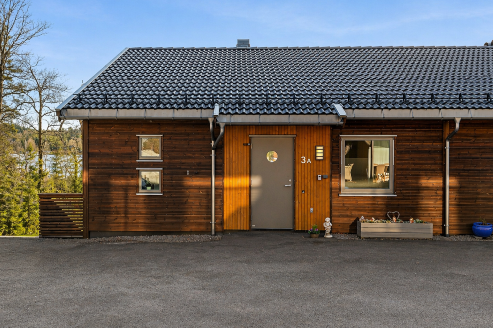 Velkommen til en lettstelt leilighet med alt på en flate og trappefri inngang! Galleribilde