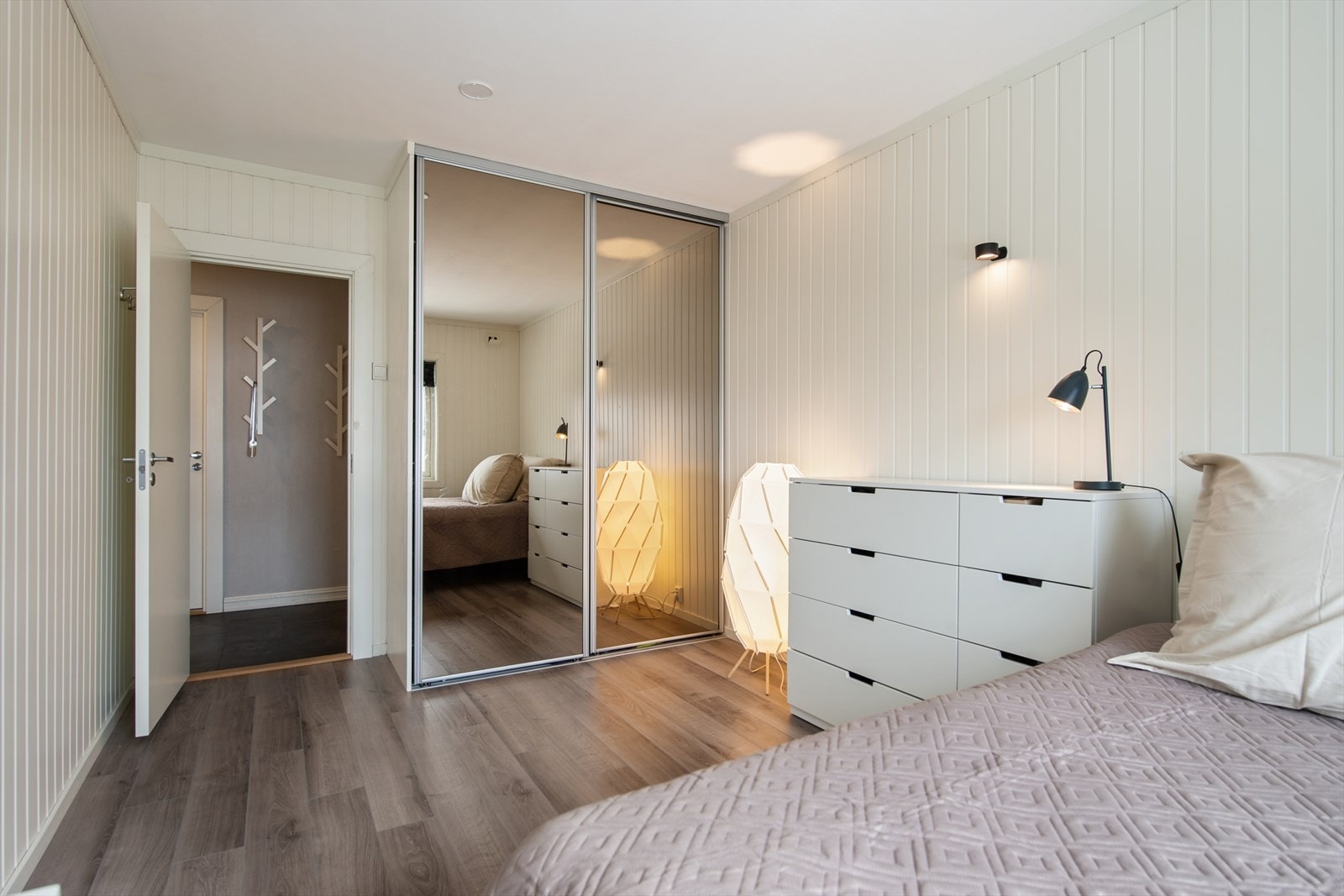 Hovedsoverommet fremstår som romslig og har plass til dobbeltseng med tilhørende nattbord, samt kommode og skyvedørsgarderobe som gir gode oppbevaringsmuligheter. Galleribilde