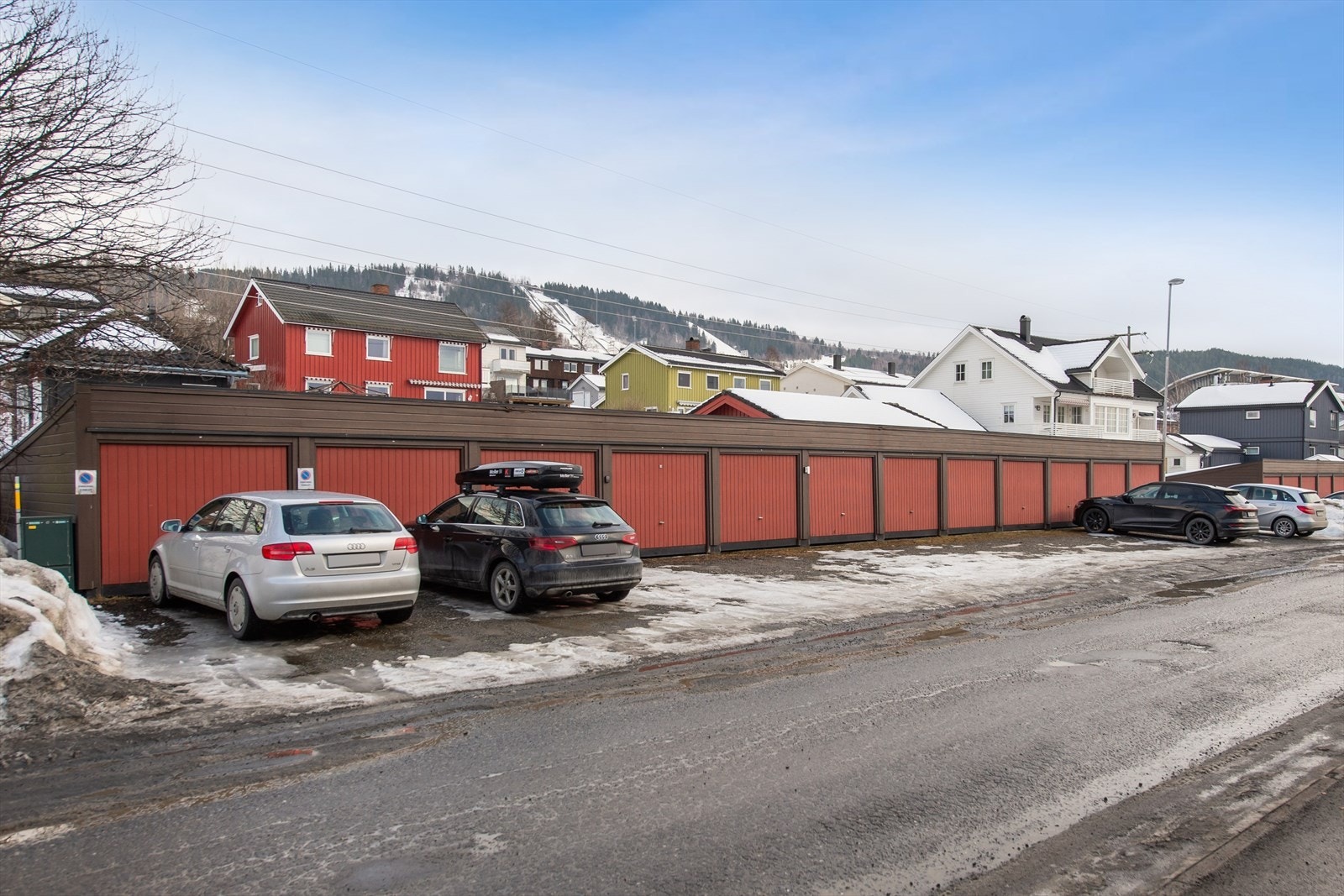 Parkering i og foran egen garasjeplass Galleribilde
