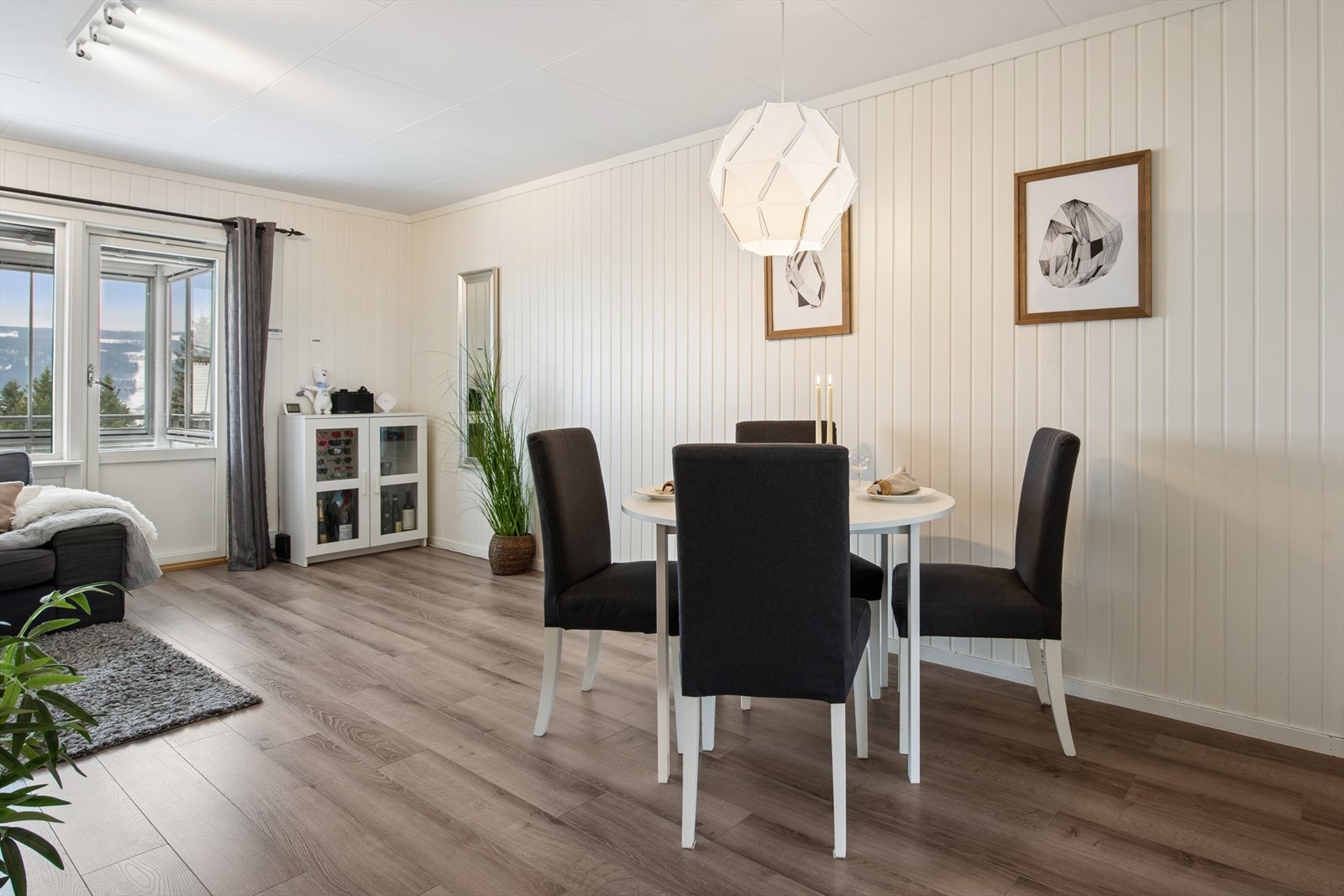 God plass til spisebord og sofa. Galleribilde