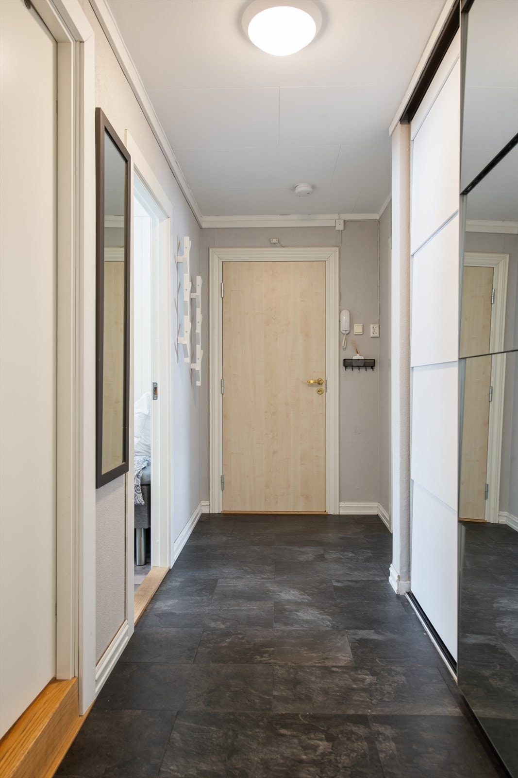 Her ønskes man velkommen inn i en praktisk entré med god plass til å henge fra seg yttertøy og sko Galleribilde