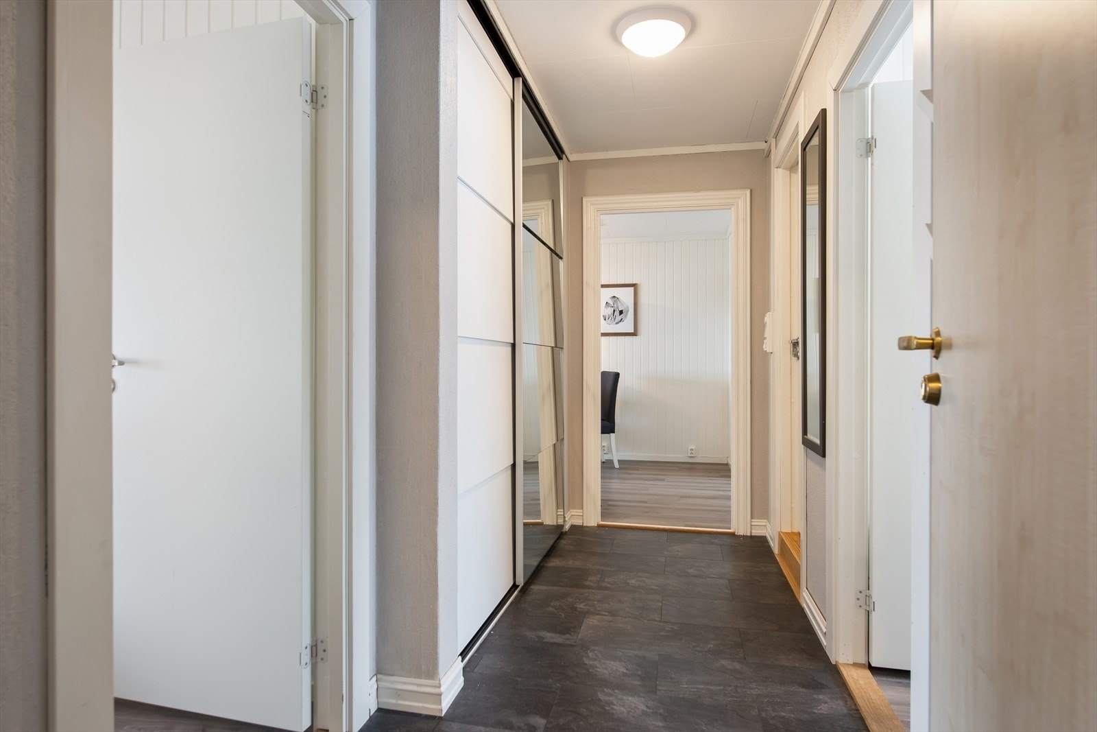 Entréen er også utstyrt med en skyvedørsgarderobe med speil, som gir rikelig med oppbevaringsplass. Galleribilde