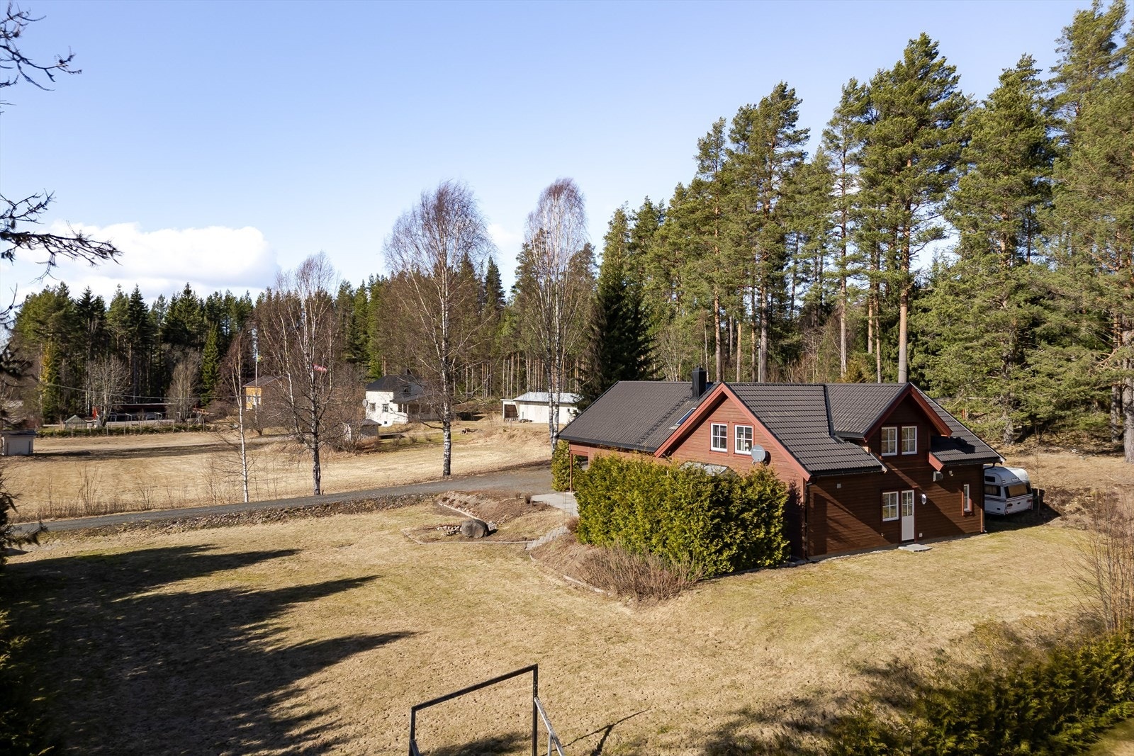 Stor tomt på ca. 2 813,4 m² med hage og fine uteplasser. Galleribilde