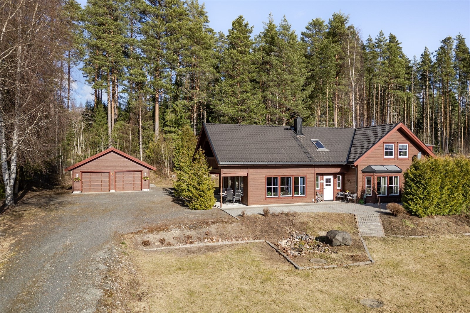 Boligen er fra 2009 og har taktekking med takstein og liggende trekledning. Galleribilde