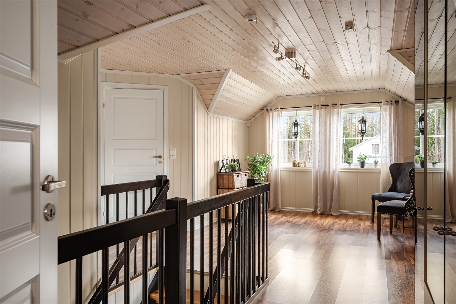 Gangen i 2. etasje hvor man kan innrede med sofa eller bruke plassen til oppbevaring av klær og utstyr. Galleribilde