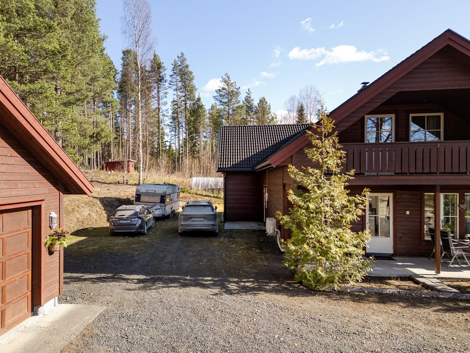 Gruset gårdsplass med gode parkeringsmuligheter. Galleribilde