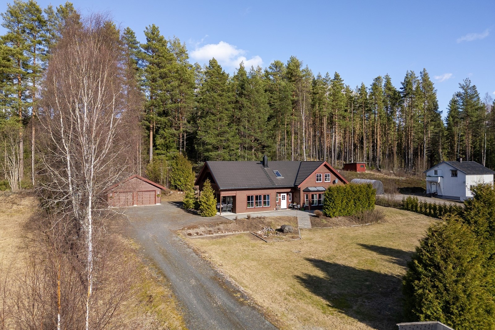 Velkommen til Veltavegen 174 og denne fine familieboligen! Foto: Husfoto v/ Bernat Tubau. Galleribilde