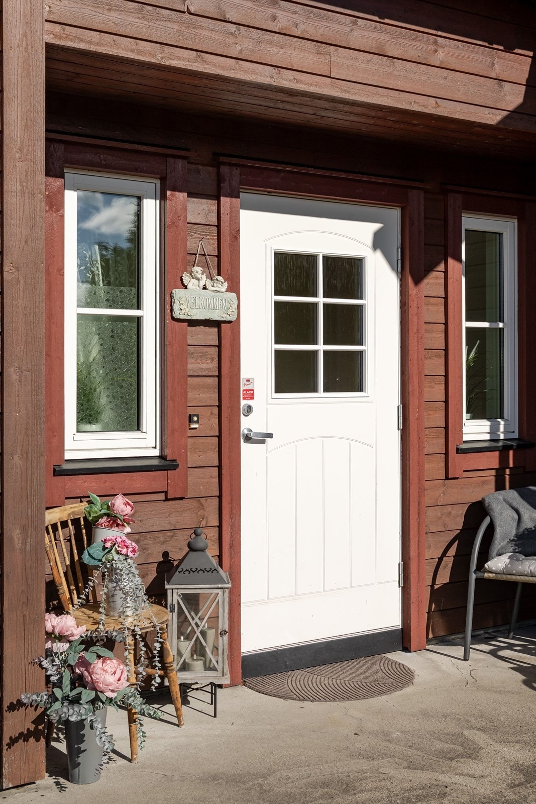 Inngangsparti på framsiden av huset som tar deg inn til entréen. Galleribilde