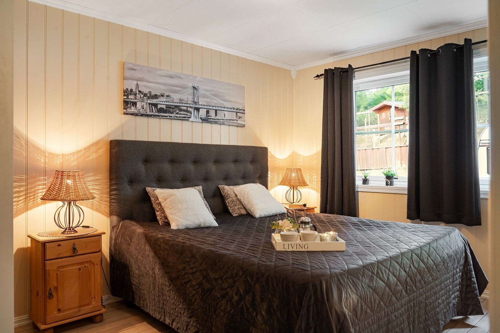 Plass til dobbeltseng og nattbord på hver side. Galleribilde