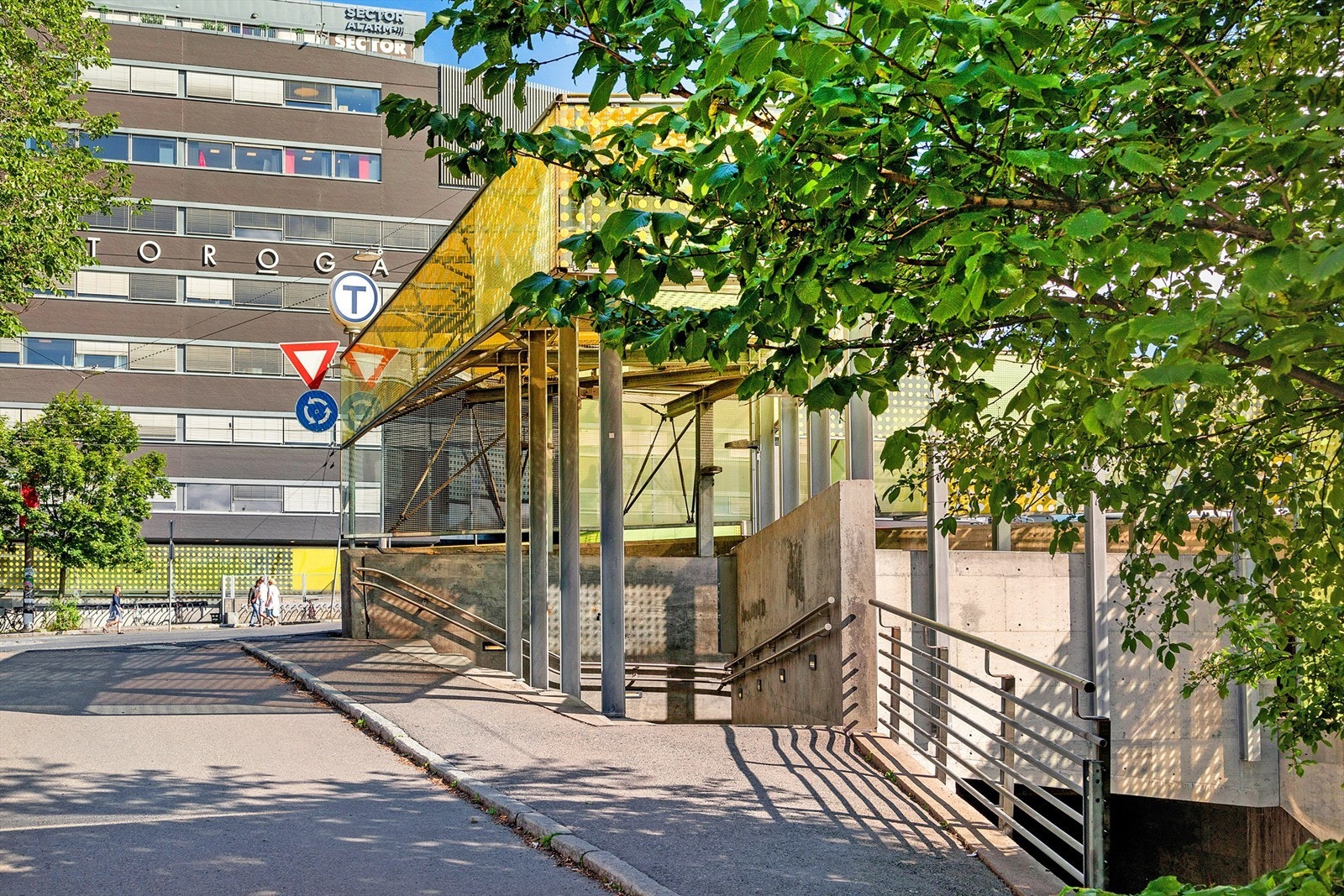 Storo er nærmeste t-bane stopp. Dette er også et knutepunkt for kollektivtransport Galleribilde