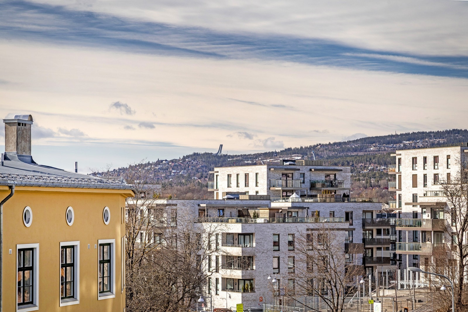 Fra balkongen er det utsikt mot Holmenkollen Galleribilde