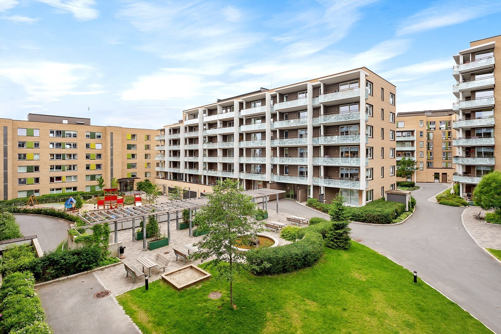 På baksiden av bygget er det hyggelige uteområder, samt en barnehage. Beboere i Lillohagen Nedre Sameie gis prioritet i Lillohagen FUS barnehage. Galleribilde