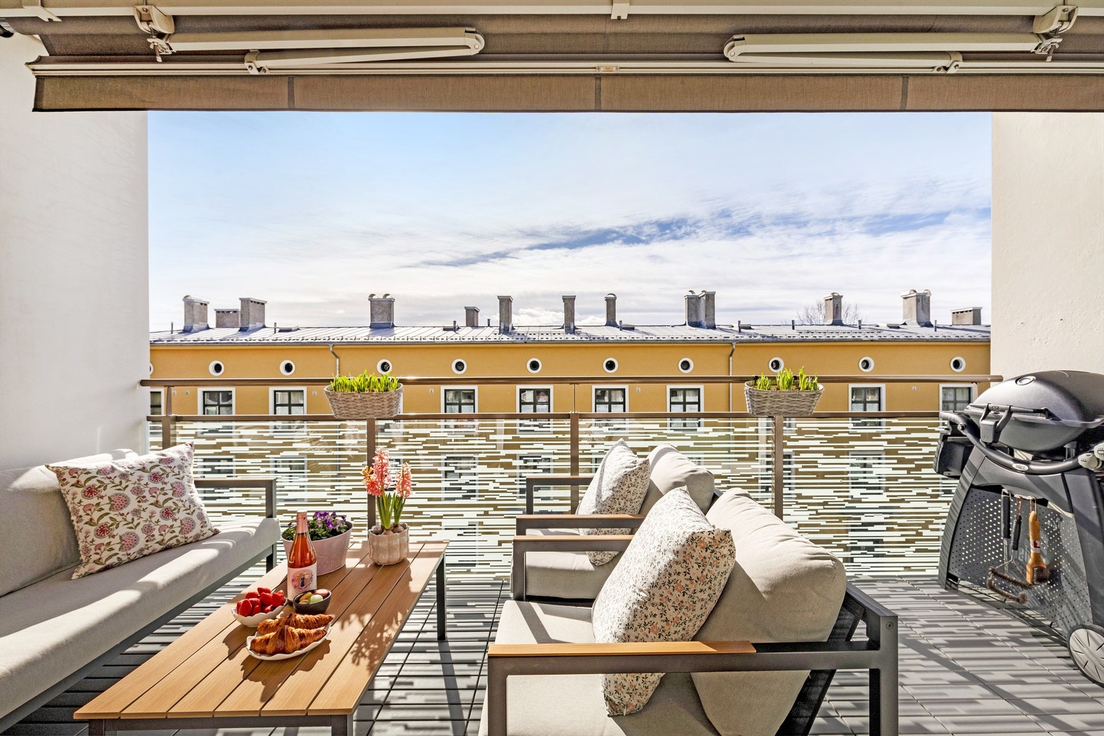 Her får du en sydvest-vendt balkong med fantastiske solforhold. Det er tillatt med gass- og elektrisk grill på balkongen. Foto: Hanne Bruland Galleribilde