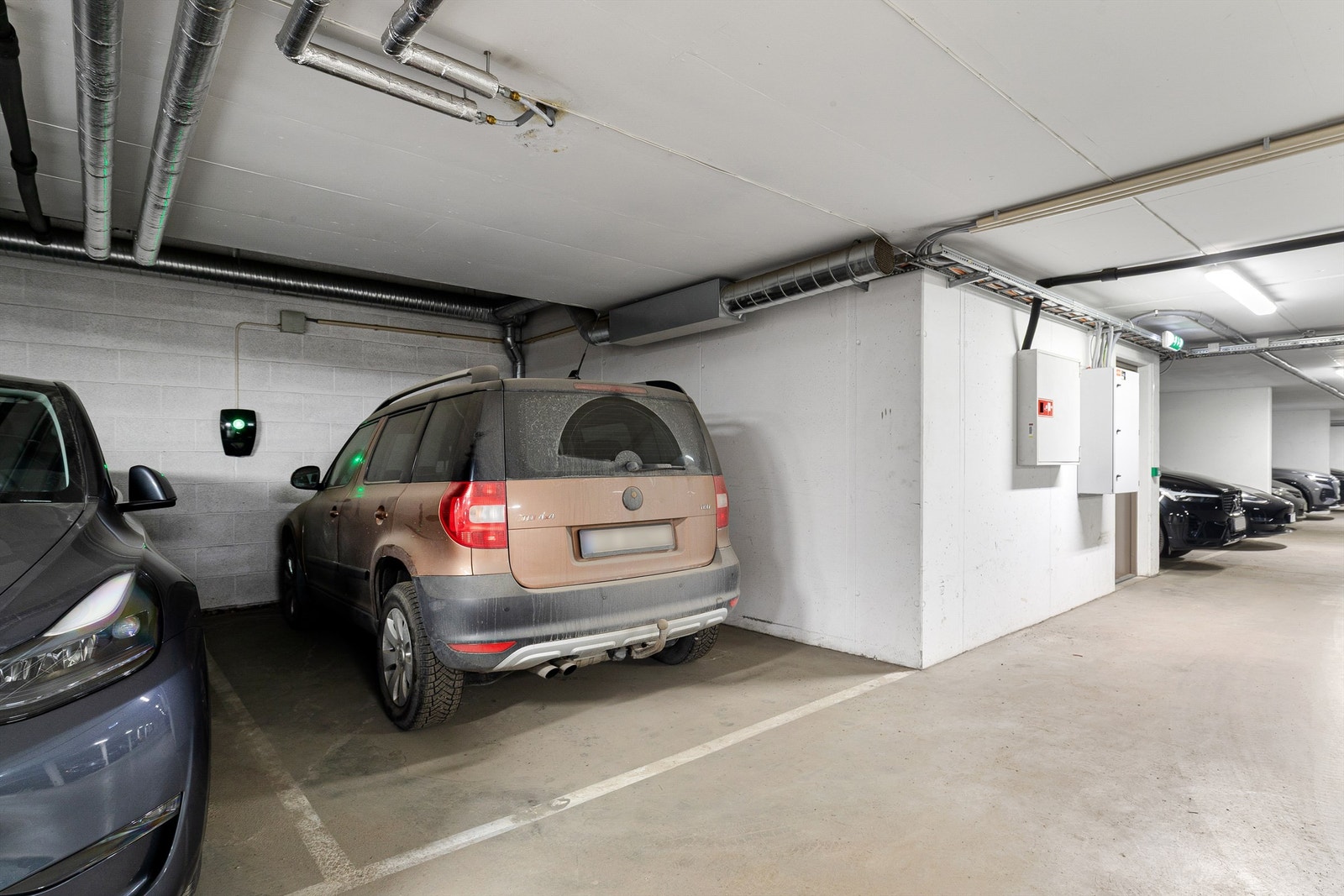 Det medfølger parkeringsplass med ladeboks i garasjen Galleribilde