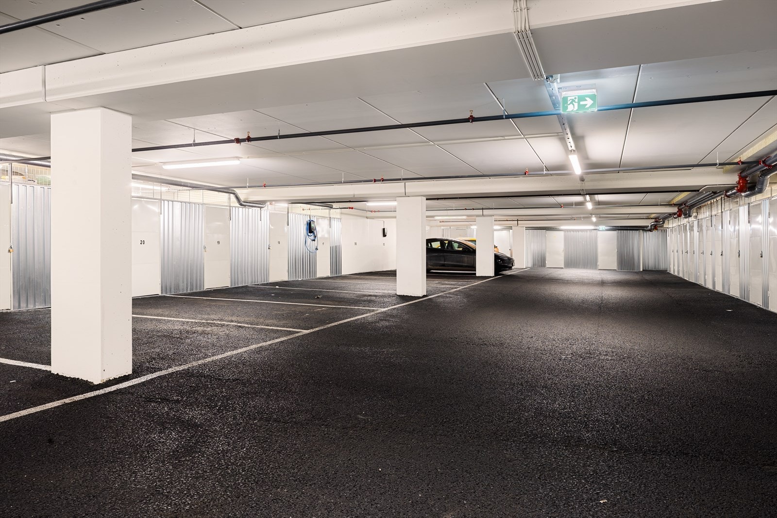 Det er mulig å kjøpe garasjeplass for kr. 350 000,- Det medfølger sportsbod i garasjeanlegg. Galleribilde