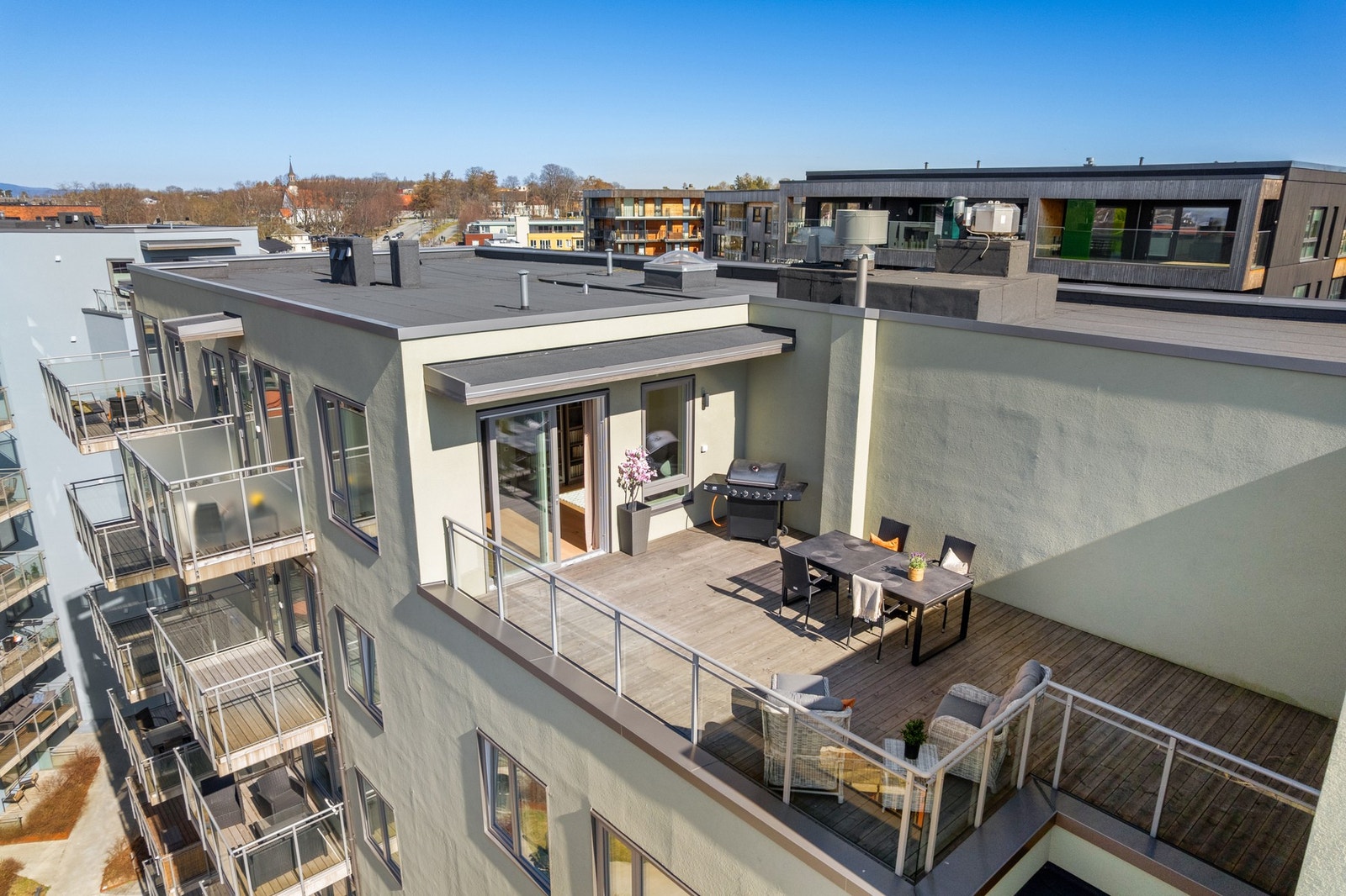 EiendomsMegler 1 v/ Mads Larsen har gleden av å ønske velkommen til Ladeveien 38 - En rålekker og strøken 4-roms toppleilighet med en privat takterrasse, 2 balkonger, 2 bad og 2 parkeringsplasser i kjeller for å nevne noe! (Foto: Julian Nonstad).Blant le Galleribilde
