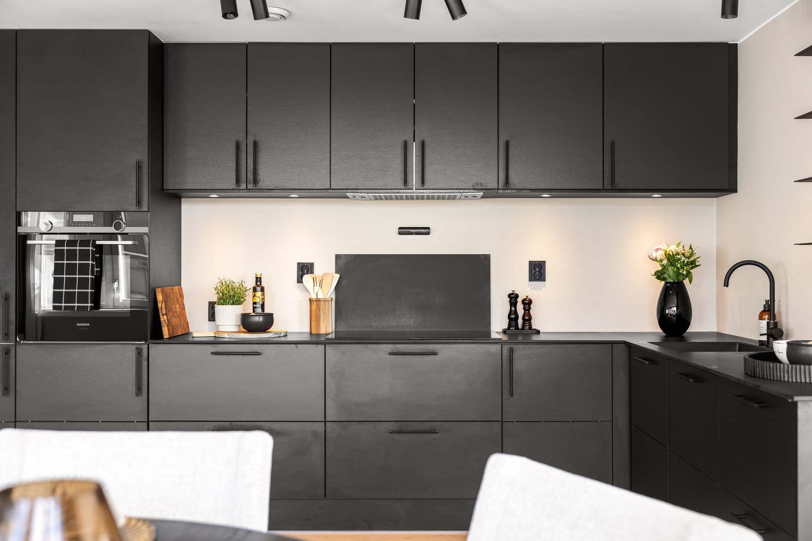 Kjøkkenet fra kvalitetsleverandøren JKE design fremstår innbydende og lekkert. Meget god skap- og benkeplass. Galleribilde
