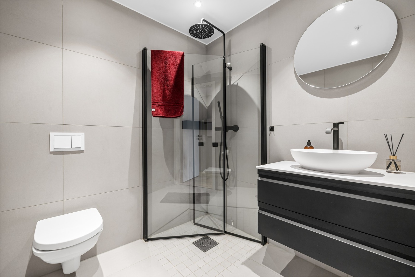 Det andre badet er av samme utførelse. Delikate fargevalg på flatene skaper et moderne utrykk. Det er flislagte vegger og gulv med elektriske varmekabler i gulvet som holder badet varmt året rundt. Galleribilde