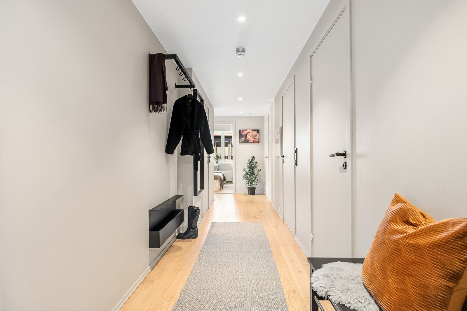 Velkommen inn! Den romslige entréen gir gode muligheter for oppheng av yttertøy og oppbevaring av sko. Galleribilde