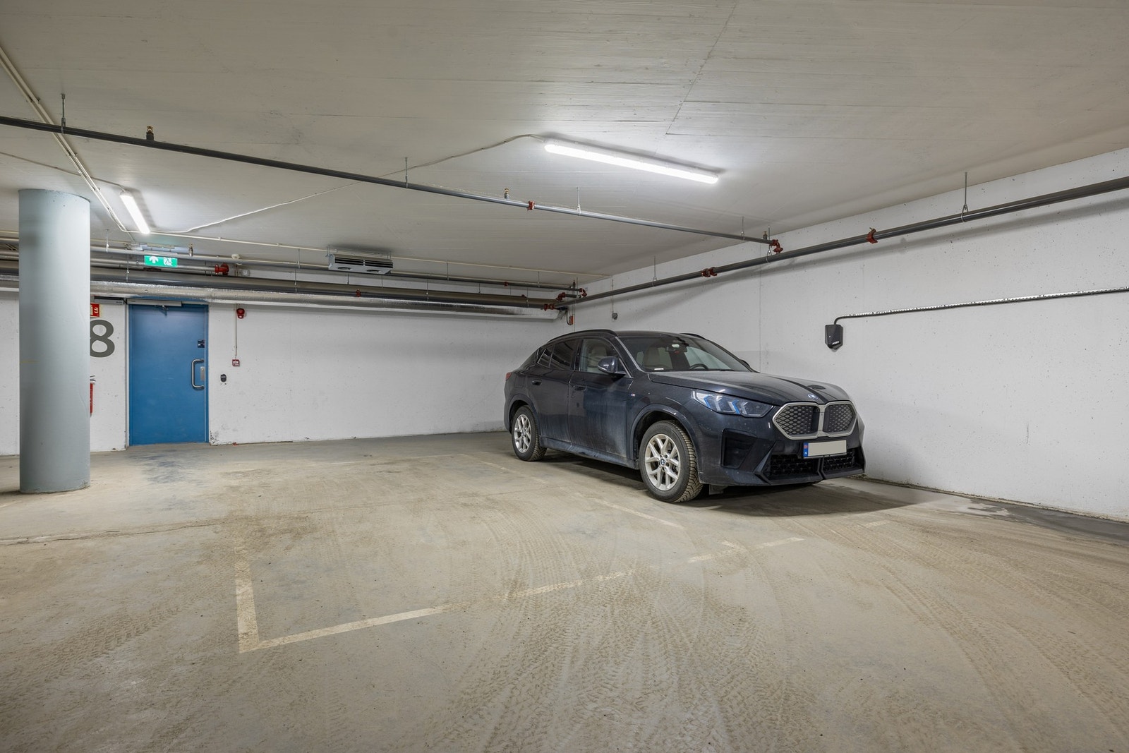 Det medfølger 2 parkeringsplasser i oppvarmet garasjekjeller. Disse ligger nærmest døren til heisløpet. Det er installert ladepunkt for el-bil på vegg. Galleribilde