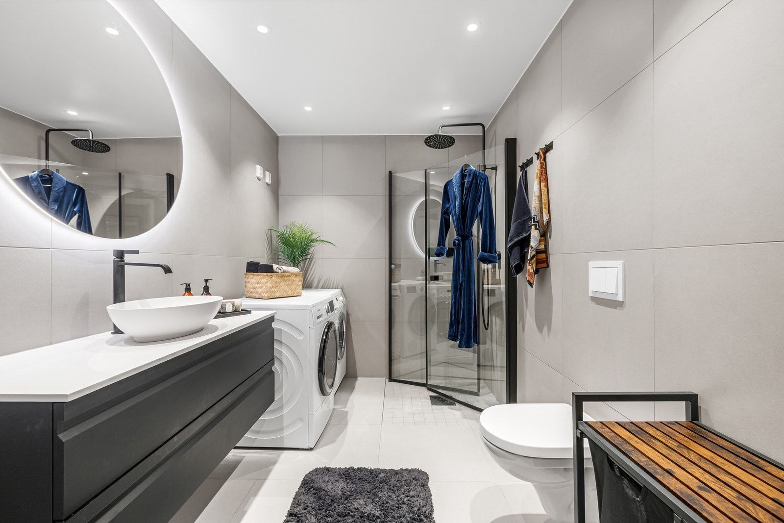 Leiligheten inneholder 2 baderom. Hovedbadet måler hele 5,8 kvm og har god plass til diverse baderomsinnredning. Her har du god plass til vaskemaskin og tørketrommel. Galleribilde
