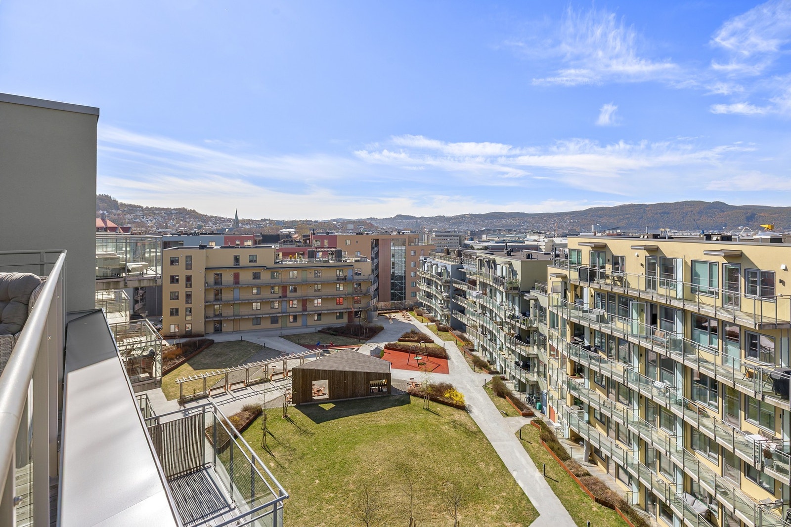 Fra terrassen har du ypperlig utsikt over byen, samt triangelet og nærområdet. Galleribilde