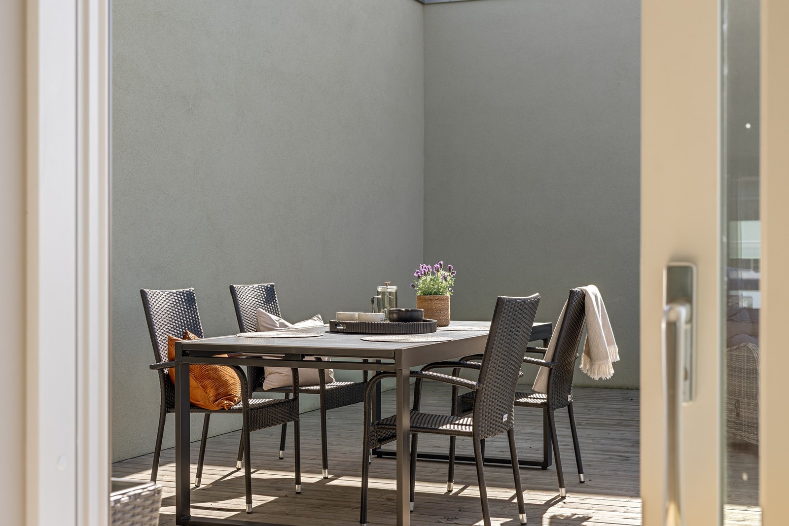 Detaljbilde av spisegruppen på takterrassen. Galleribilde