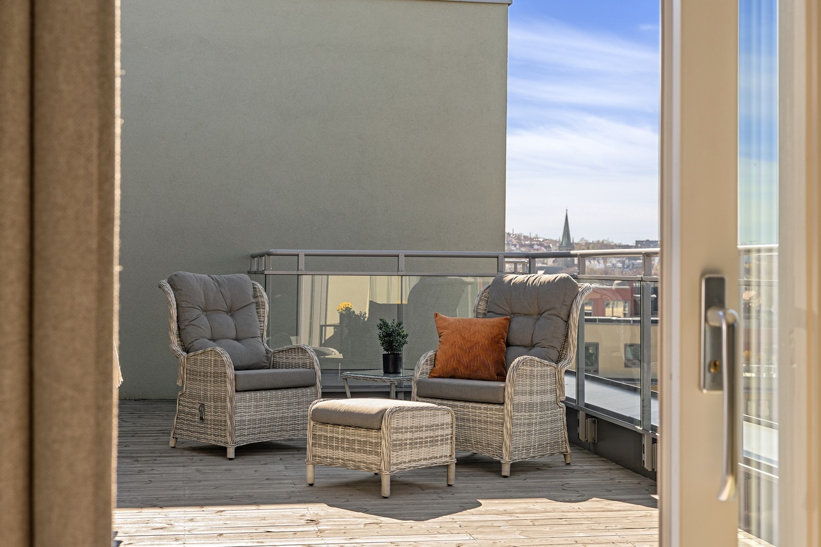 Meget god plass til innredning av sitte- og spisegrupper også på takterrassen. Galleribilde