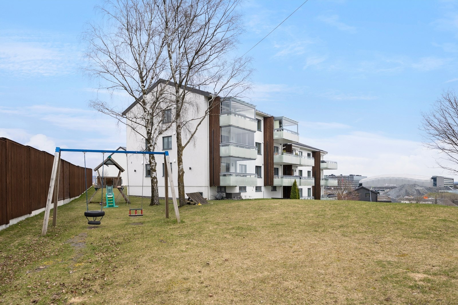 Stort og frodig uteområde rundt leiligheten. Galleribilde