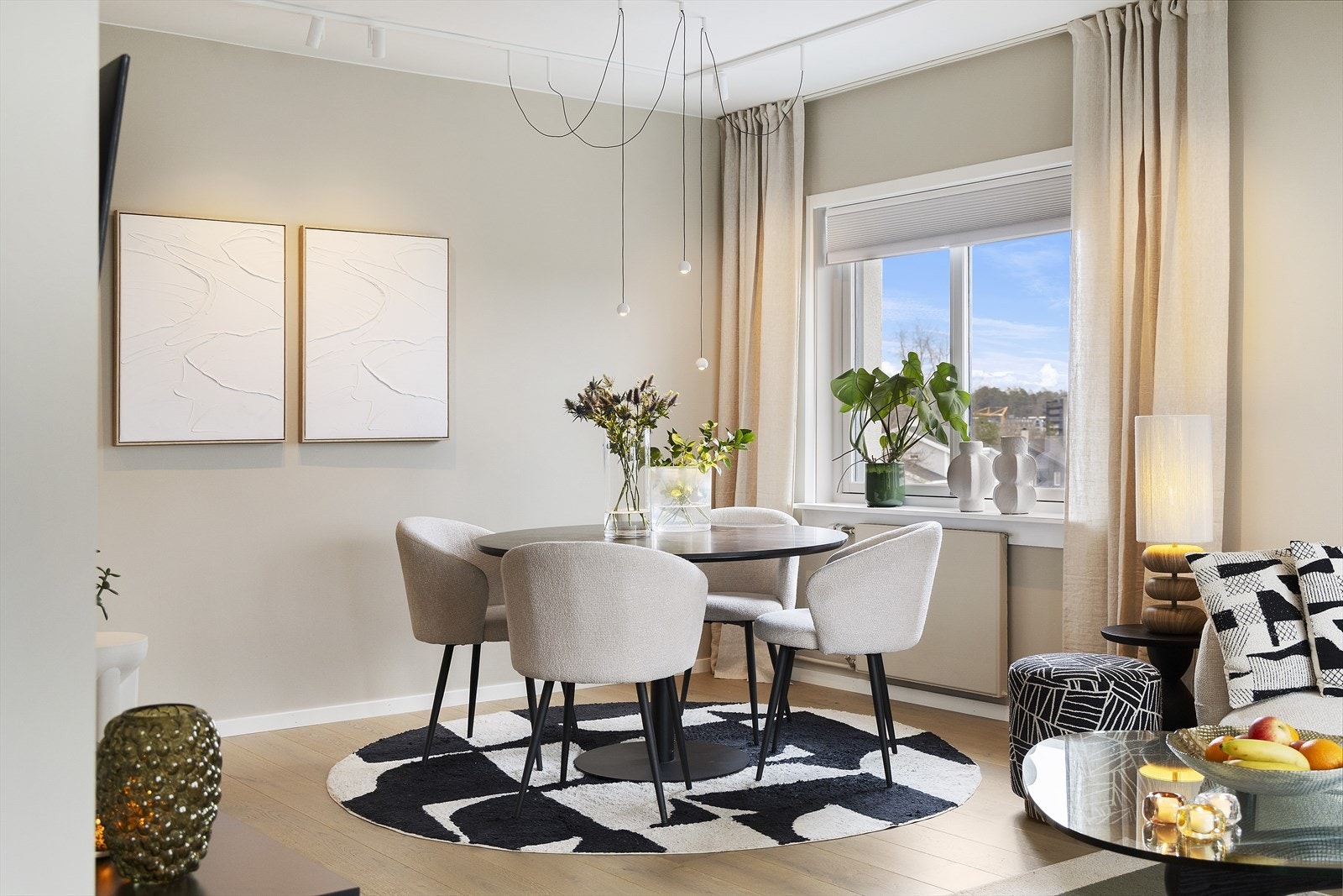 Leiligheten varmes opp via radiatorer tilknyttet felles vannbåren varme. Galleribilde