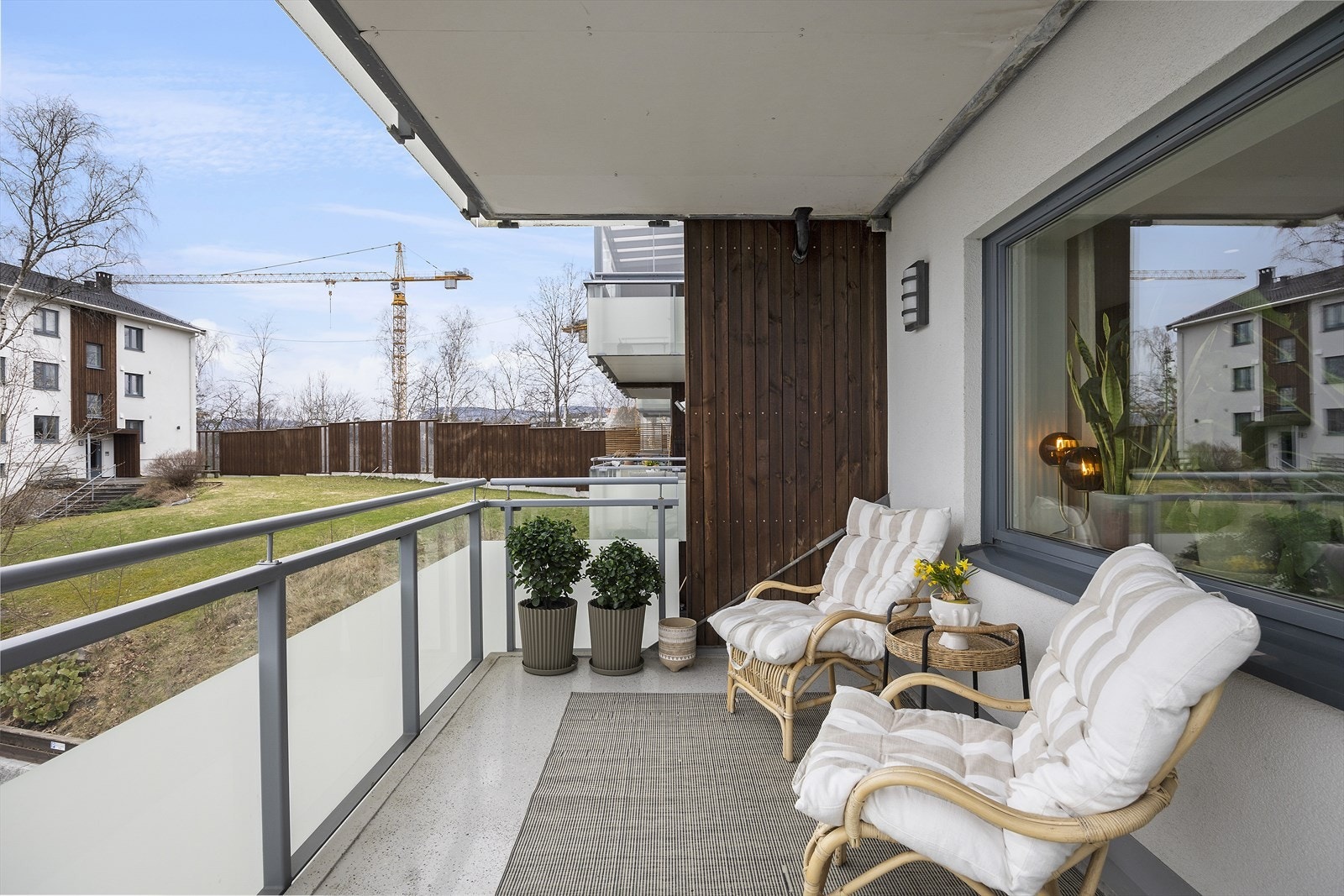 Balkongen er på hele 10 m² med god plass til utemøblement. Galleribilde