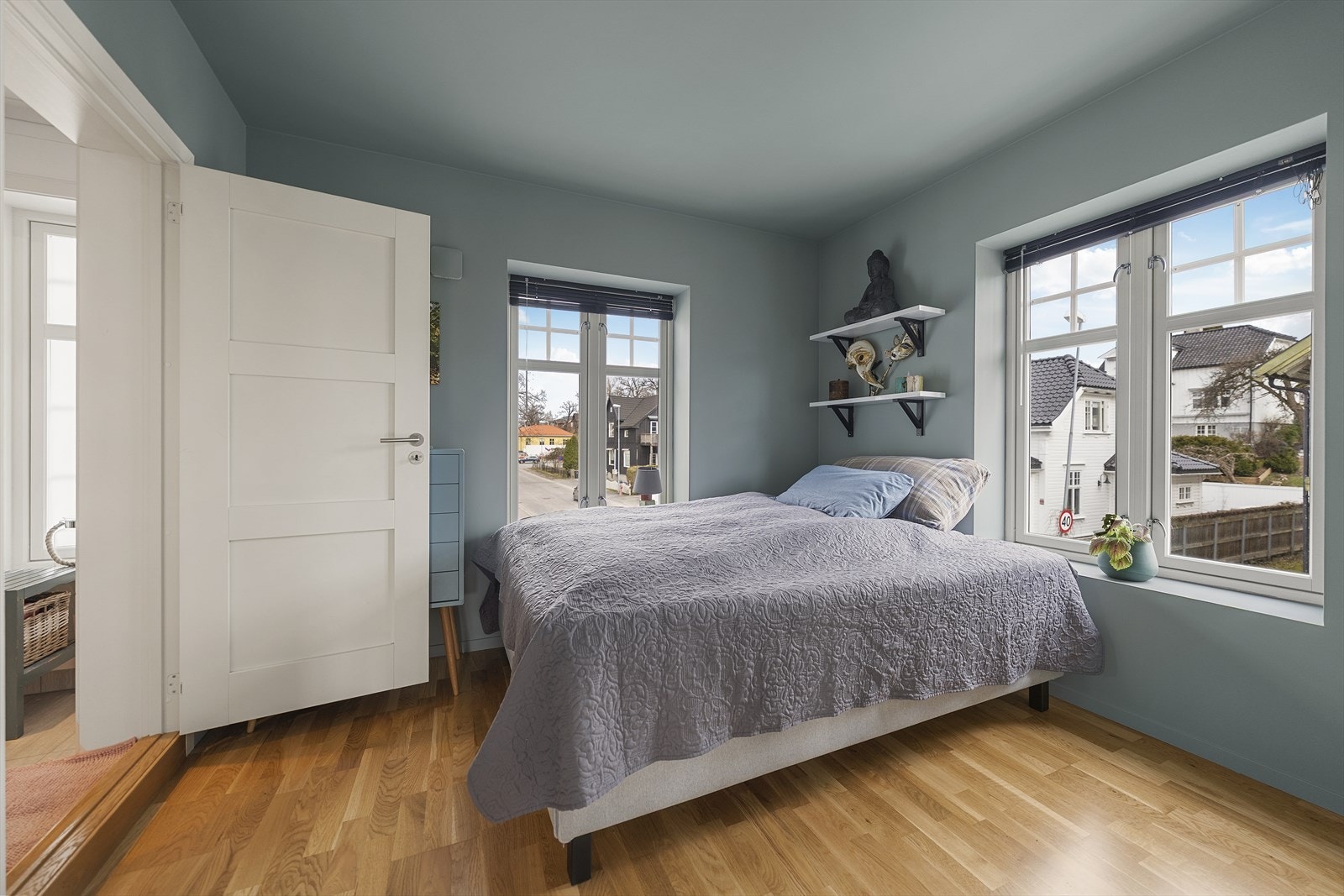 Boligen har to romslige soverom med god plass til dobbeltseng og garderobe Galleribilde