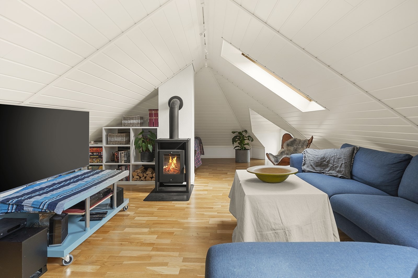 Loftstuen har god plass til sofagruppe og øvrige møblementer Galleribilde