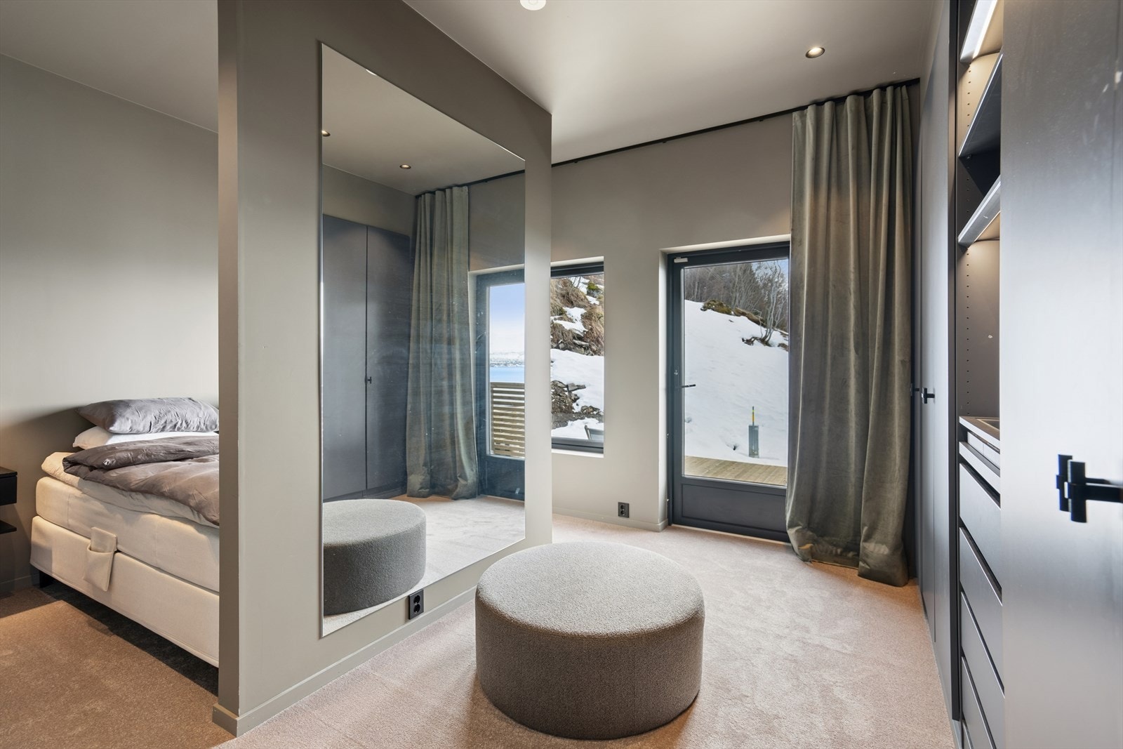 Hovedsoverom 2. etg. sørvendt med egen plassbygget garderobe og on-suite bad med dobbeldusj. Galleribilde