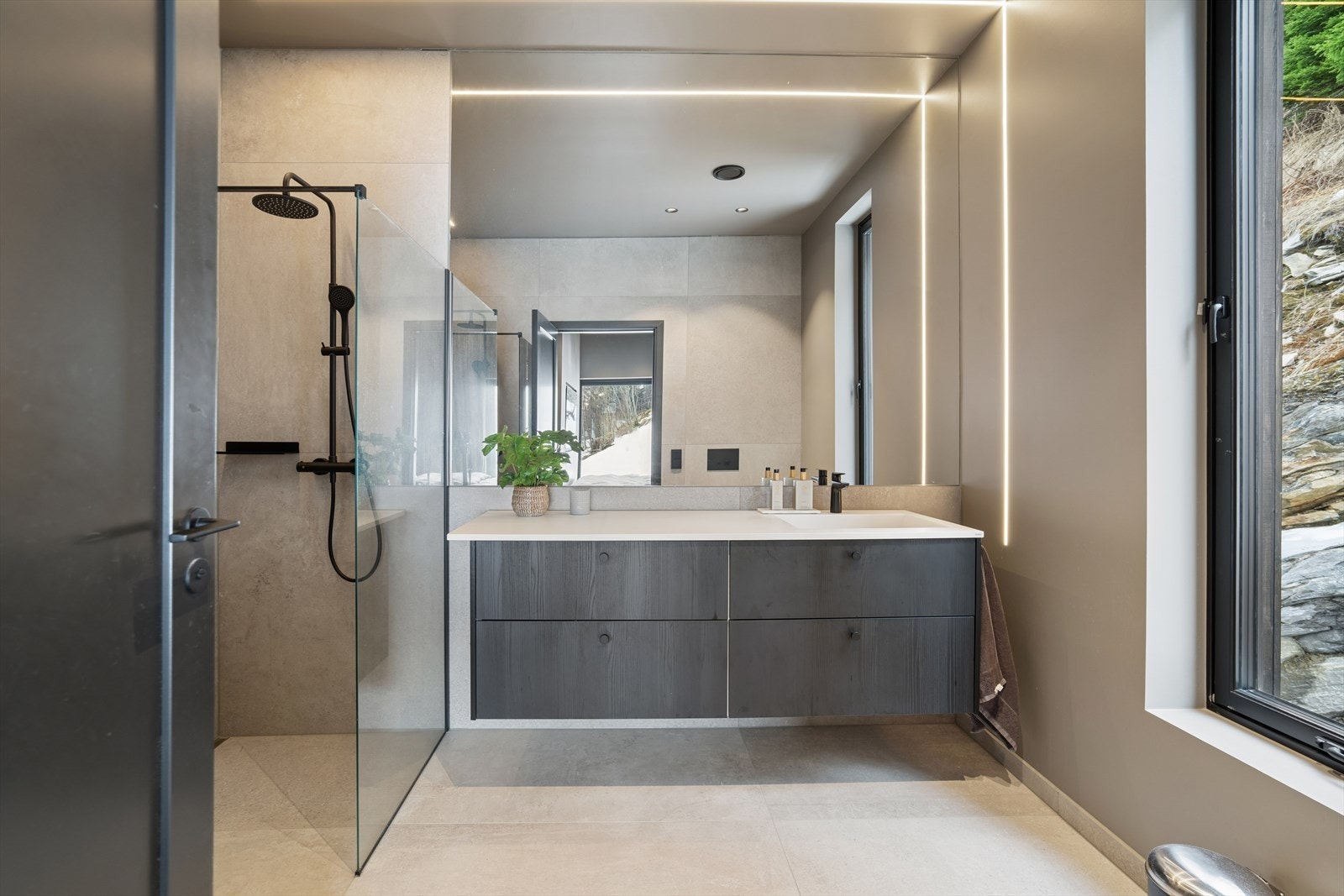 Master on-suite baderom 2. etg. gir den gode spa-følelsen med 1.20x1.20 italienske fliser i lekker farge. Galleribilde