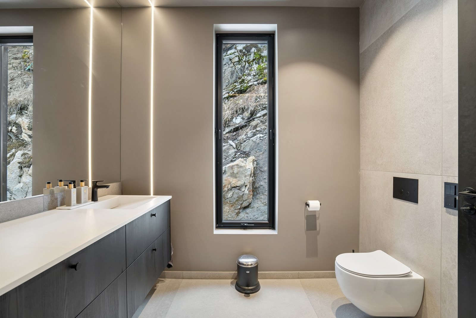 Stor servantbenk med skuffeseksjoner. Naturskjønnt og nesten eksotisk utsyn fra badet. Galleribilde