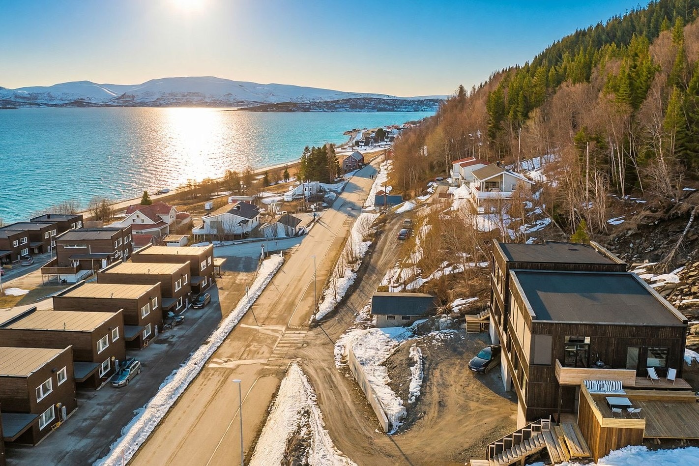 Rolig gate i etablert familieområde. (pent vær av AI) Galleribilde
