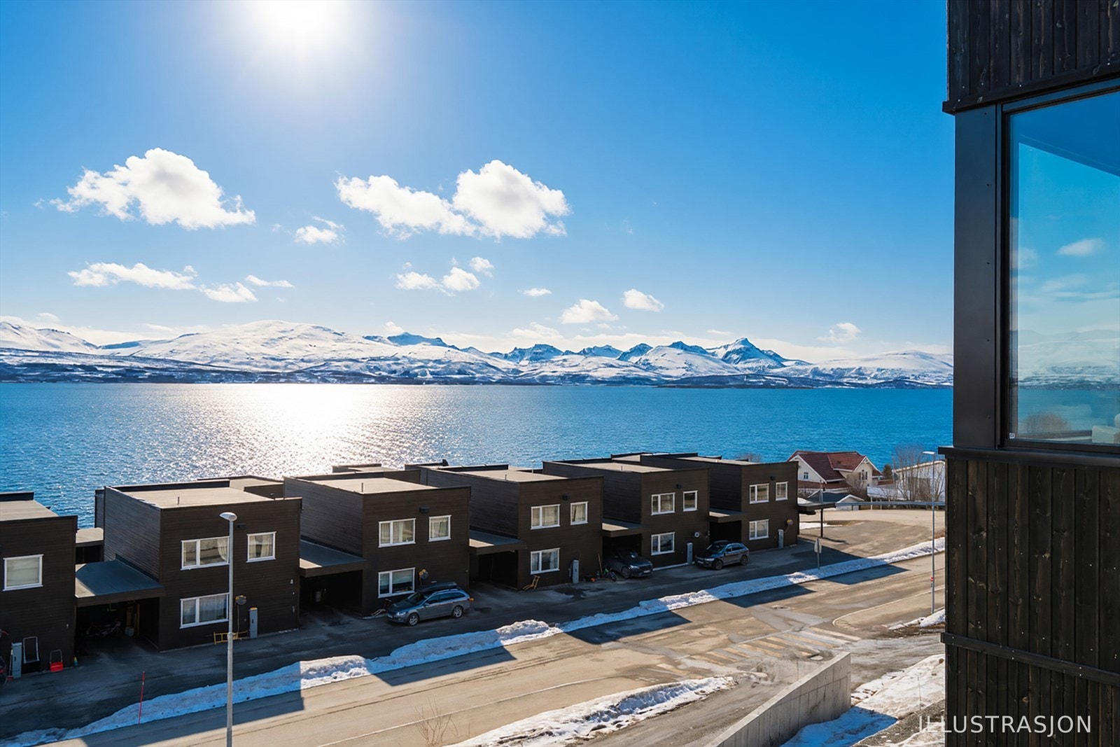 Umettelig mektig utsikt over havet og kjente fjell som Bentsjordtinden og Store Blåmann. (Pent vær av AI) Galleribilde