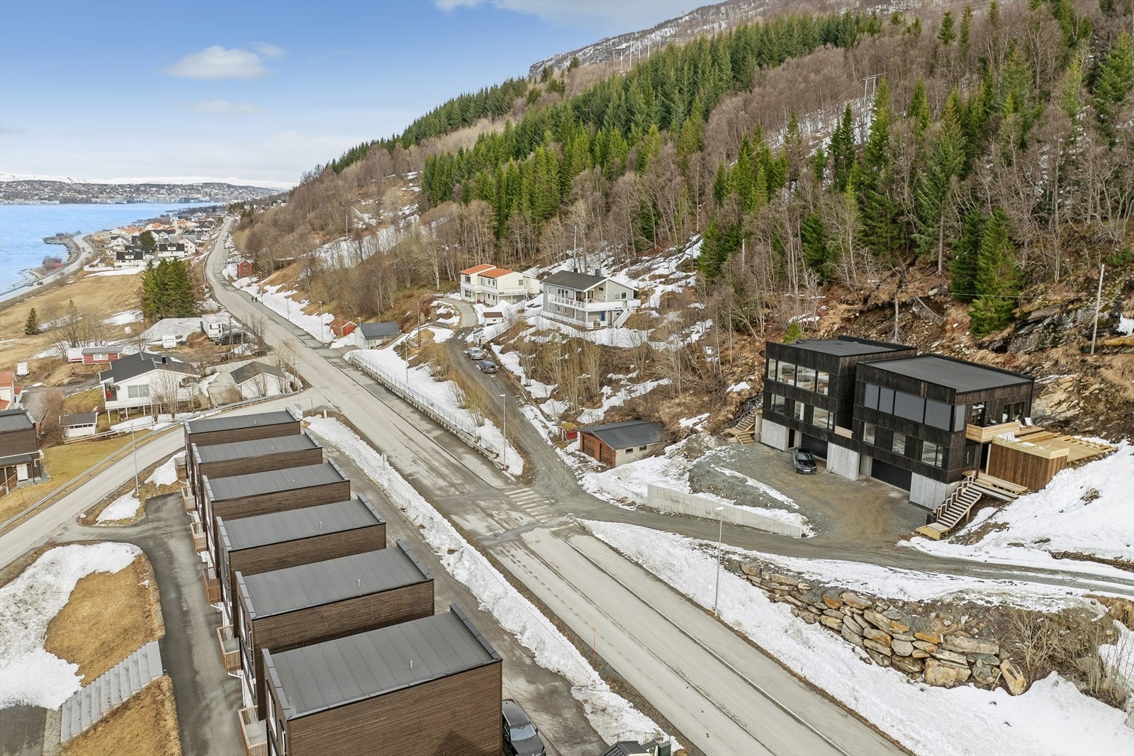 Eneboligen ligger ca 10 min kjøring fra Tromsdalen, på øversiden av Solstrandvegen. Nært til bussholdeplass og mangfoldige turmuligheter rett utenfor døra. Galleribilde